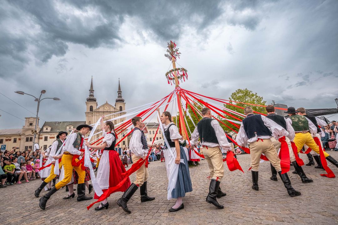 Májový jarmark a zaplétání máje