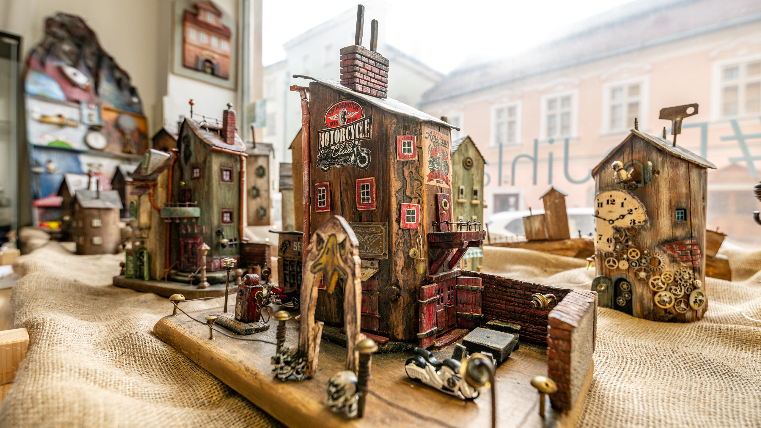 Výstava dřevěných domečků